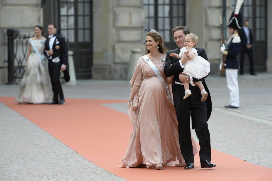 Prinsessan Madeleine, Chris O’Neill och prinsessan Leonore på prins Carl Philip och prinsessan Sofias bröllop. Prinsessan Madeleines egna ord om oväntade graviditeten – nu berättar hon