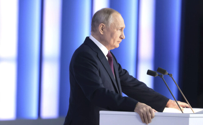 Vladimir Putin håller tal.