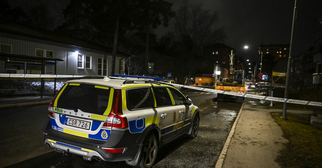 Polisen har ännu inte gripit någon som misstänks för våldsbrottet. Polisbil och avspärrningar vid brottsplatsen.