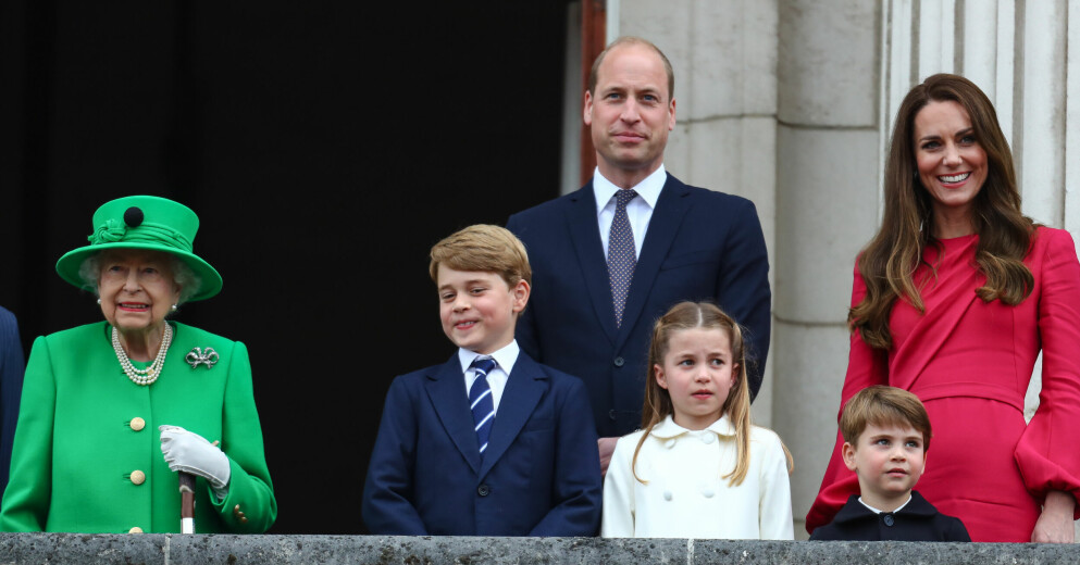 Drottning Elizabeth, prins William, hertiginnan Kate och barnen prins George, prins Louis och prinsessan Charlotte