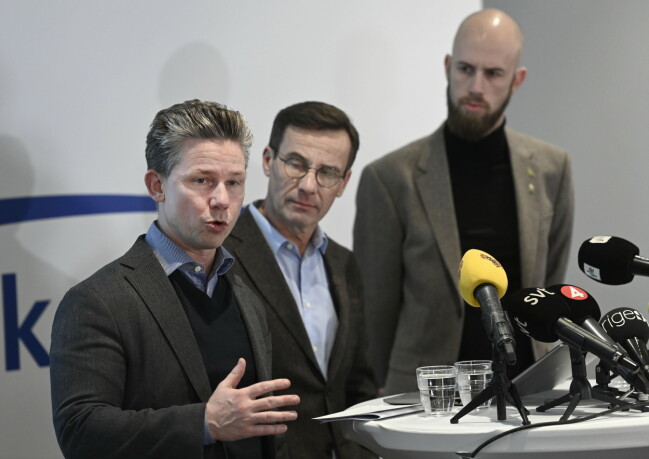 Pål Jonsson på pressträff med Ulf Kristersson.