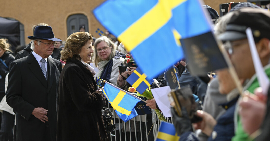 Kung Carl Gustaf och drottning Silvia vid S:t Eriks torg under besöket i Uppsala län. Under året reser kungaparet till 21 län med anledning av kungens 50-årsjubileum på tronen.