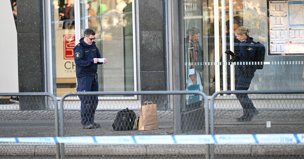 Mannen ska även ha dömts för att ha misshandlat en fängelsevakt 2017. Polis på brottsplatsen.