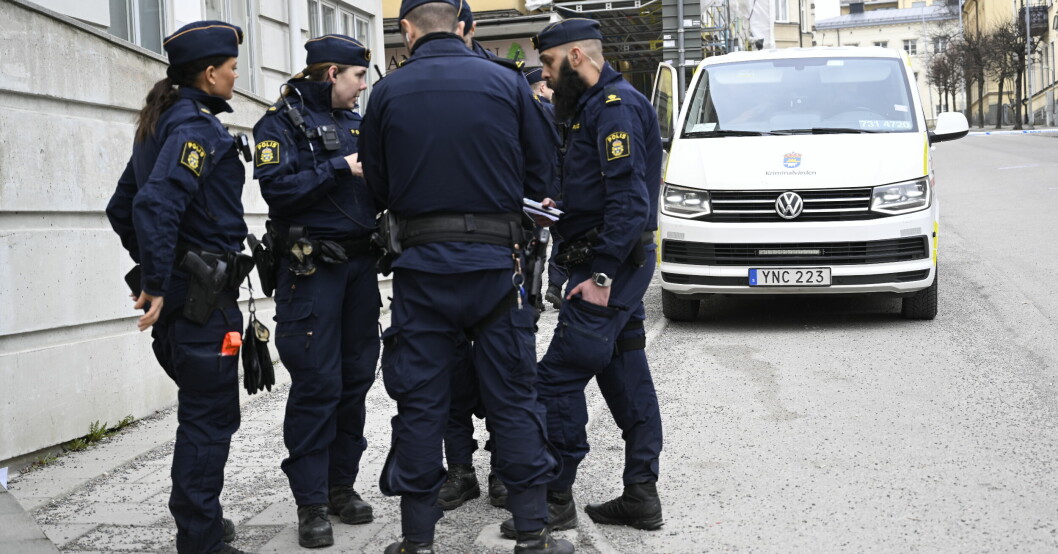Poliser framför transportbilen i Södertälje.