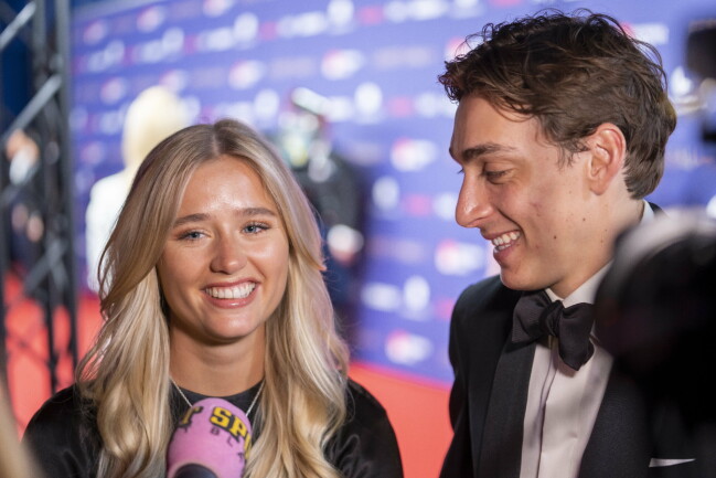 Armand Duplantis tog med sig flickvännen Desiré Inglander till Idrottsgalan. Desiré Inglander och Armand Duplantis på röda mattan.