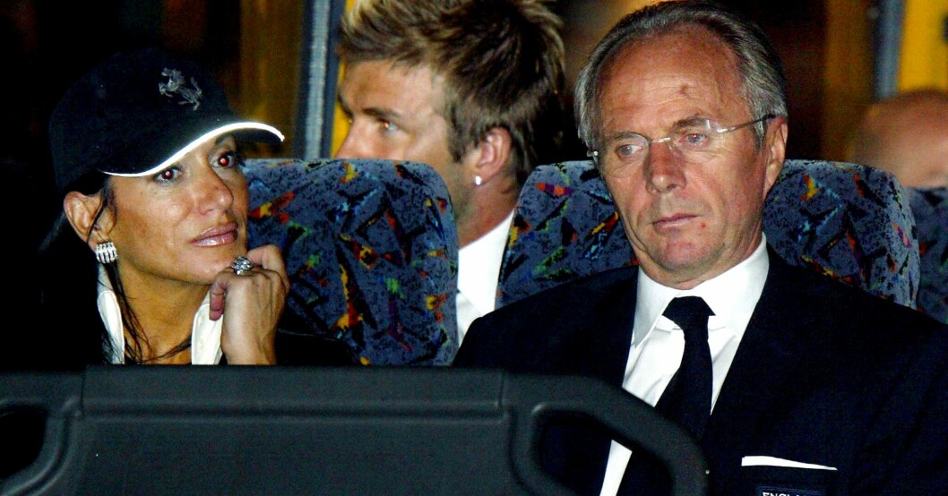 Nancy Dell'Olio och Sven-Göran Eriksson på Englands lagbuss på Heathrow, efter att landslaget åkt ut ur VM 2002.