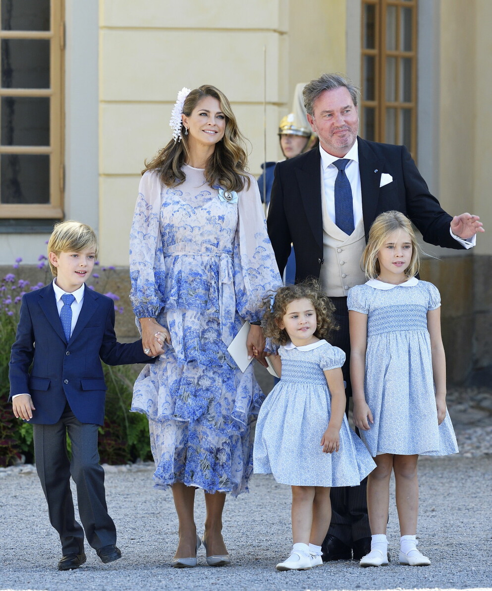 Prinsessan Madeleine med barnen. Prins Nicolas till vänster, och prinsessan Adrienne och prinsessan Leonore till höger. Prinsessan Madeleine med familj