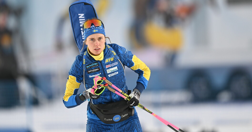Elvira Öberg tycker det är skönt att vara ihop med någon som står utanför skidskyttebubblan. Elvira Öberg.