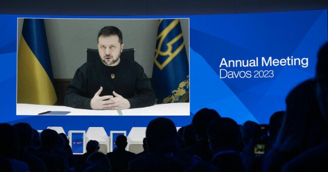 Volodymyr Zelenskyj pratar med världsledarna under World Economic Forum i Davos.