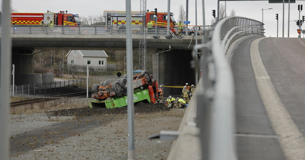Lastbilen körde in i broräcket uppe på viadukten och föll sedan ner från vägen.