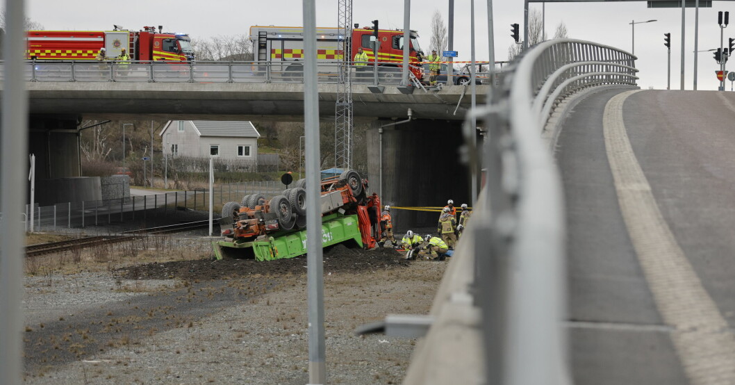 Lastbilen körde in i broräcket uppe på viadukten och föll sedan ner från vägen. Lastbilen körde in i broräcket uppe på viadukten och föll sedan ner från vägen.