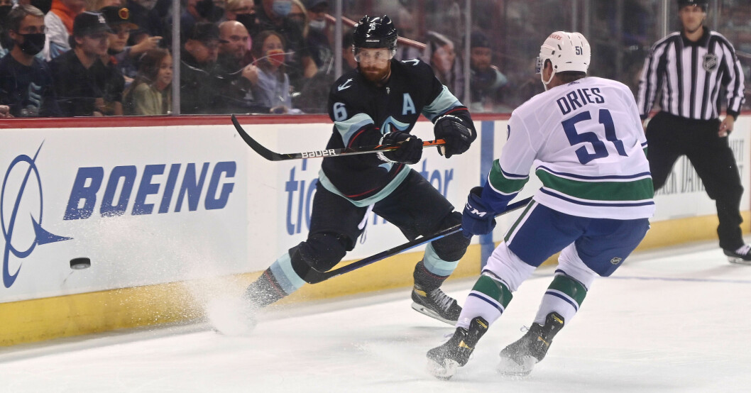 Adam Larsson i Seattle Krakens första försäsongsmatch mot Vancouver Canucks. Adam Larsson i Seattle Kraken