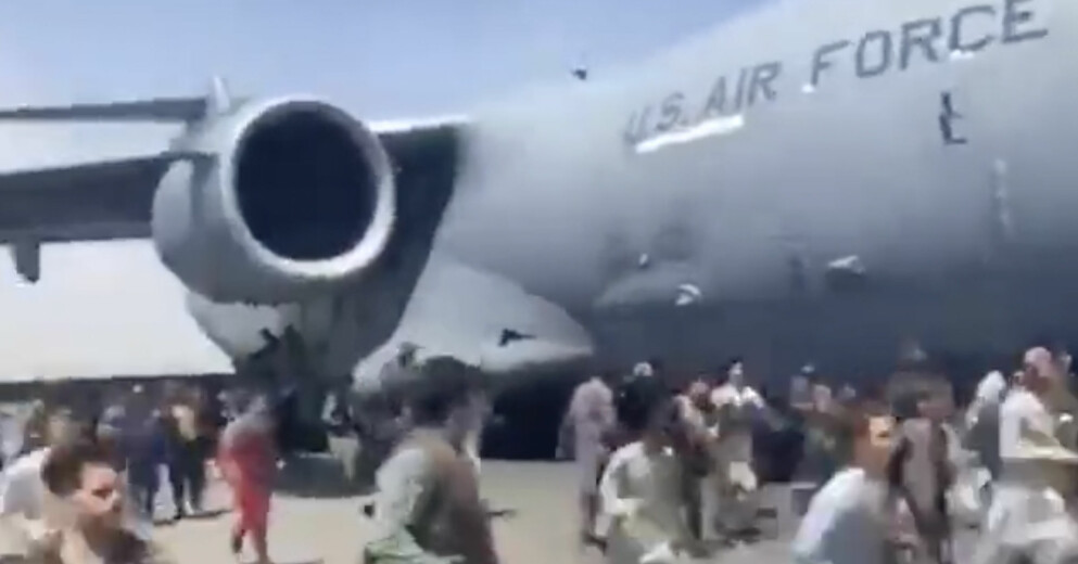 Det har varit kaos på Kabuls flygplats när folk försöker fly. När ett evakueringsplan från USA lyfte under gårdagen försökte flera personer klamra sig fast på ett lyftande flygplan. Flera störtade mot marken och dog. Folk försöker komma ombord USA:s evakueringsplan