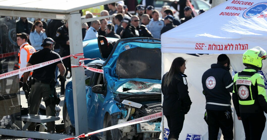 Den kvaddade bilen efter att den kört in i en folkmassa i Jerusalem.