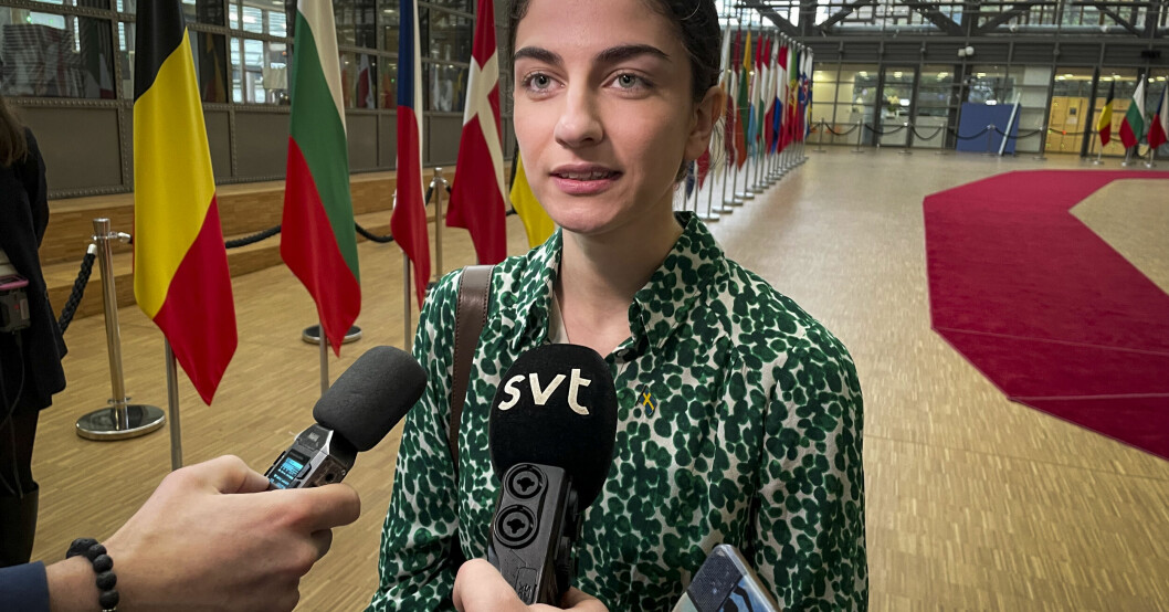 Sveriges klimatminister Romina Pourmokhtari. Sveriges klimatminister Romina Pourmokhtari står med flera mikrofoner framför sig