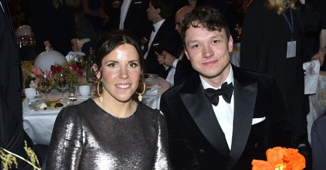 Charlotte Kalla fick äran att sitta bredvid Nils van der Poel på Idrottsgalan. Skridskoåkaren var galans kung med hela fyra(!) priser. Charlotte Kalla fick äran att sitta bredvid Nils van der Poel på Idrottsgalan. Skridskoåkaren var galans kung med hela fyra(!) priser.