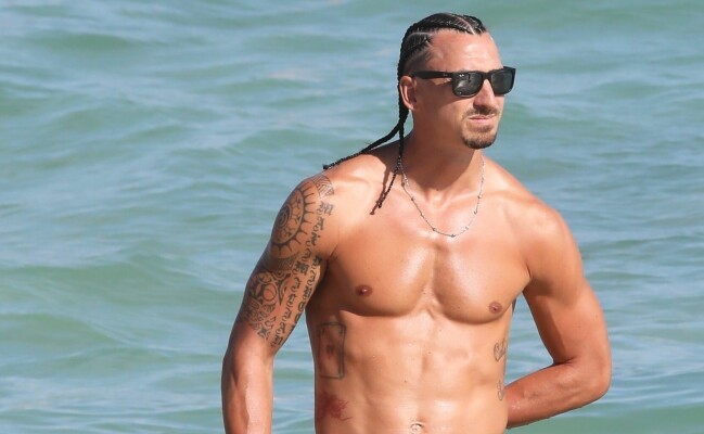 Zlatan visar upp sina nya, coola flätor på stranden. Zlatan visar upp sina nya, coola flätor på stranden.