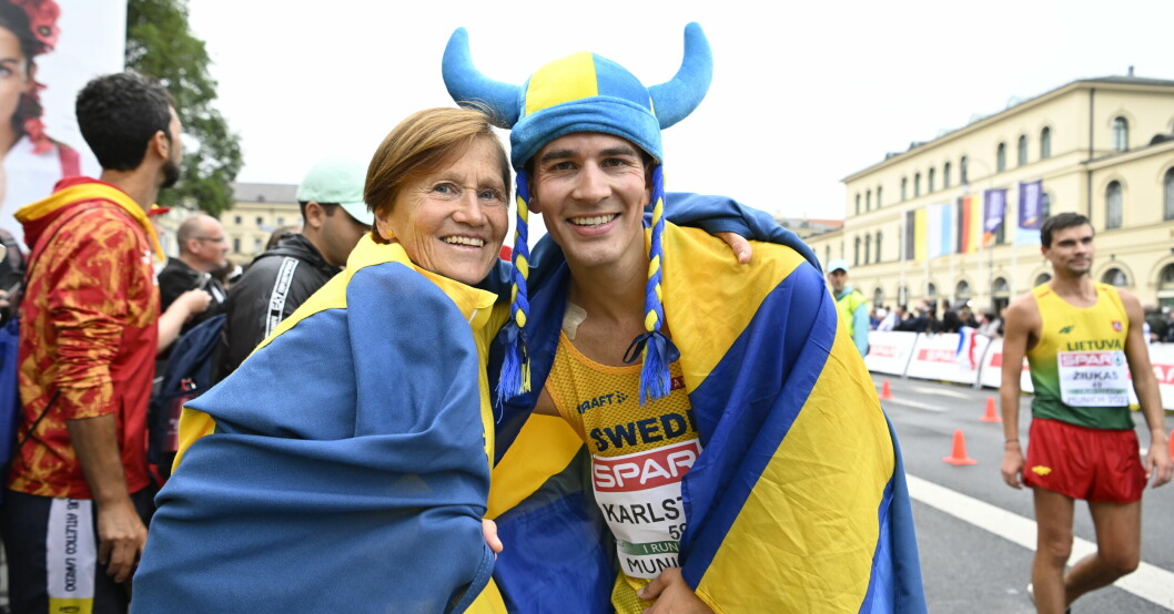 Perseus Karlström och hans mamma Siw efter en tävling.