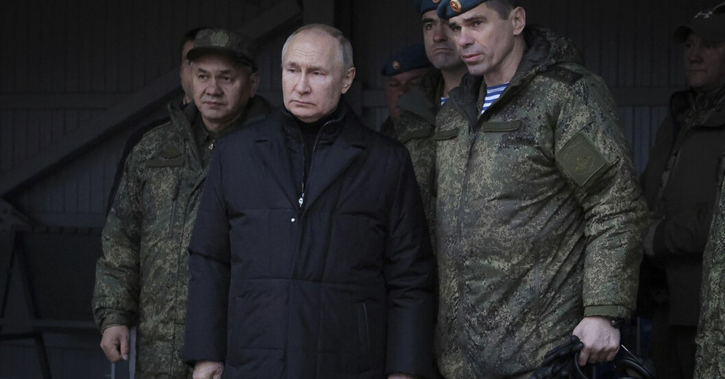 Vladimir Putin ute med militärer.