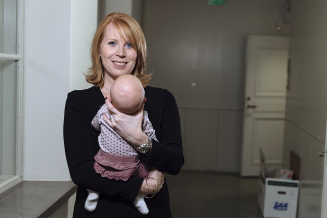 Annie Lööf har tillsammans med maken Carl-Johan Lööf två döttrar, Ester och Saga. Annie Lööf med dottern Ester.