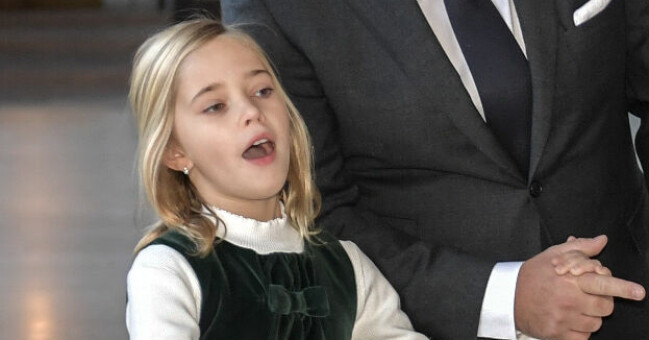 Prinsessan Madeleines dotter prinsessan Leonore 20 december 2021. Hon pryds vackert i små örhängen. Prinsessan Madeleines dotter prinsessan Leonore 20 december 2021. Hon pryds vackert i små örhängen.
