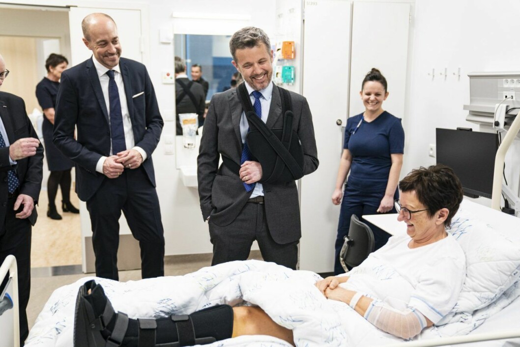 Här pratar prinsen med en patient som också skadat sig i skidbacken.