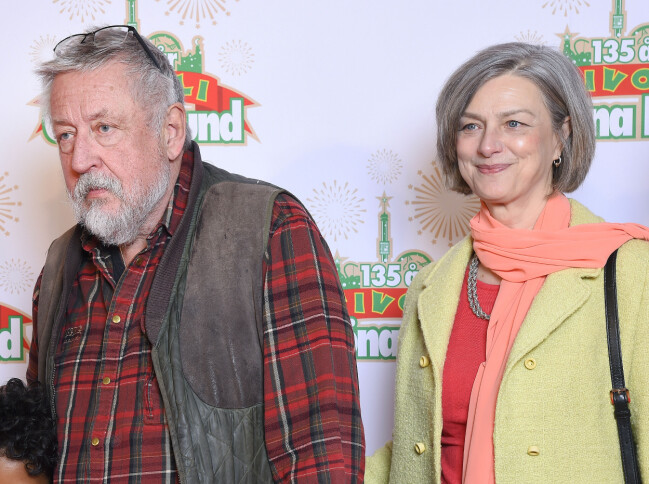 Leif GW Persson får inte bara brottsrelaterade gåvor från frun, utan även från vänner. Leif GW Persson och Kim Persson.