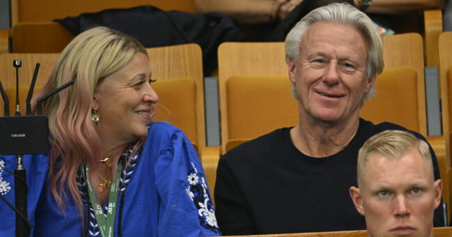 Patricia och Björn Borg hejar fram sin son Leo under Stockholm Open, där han mötte regerande mästaren Tommy Paul.