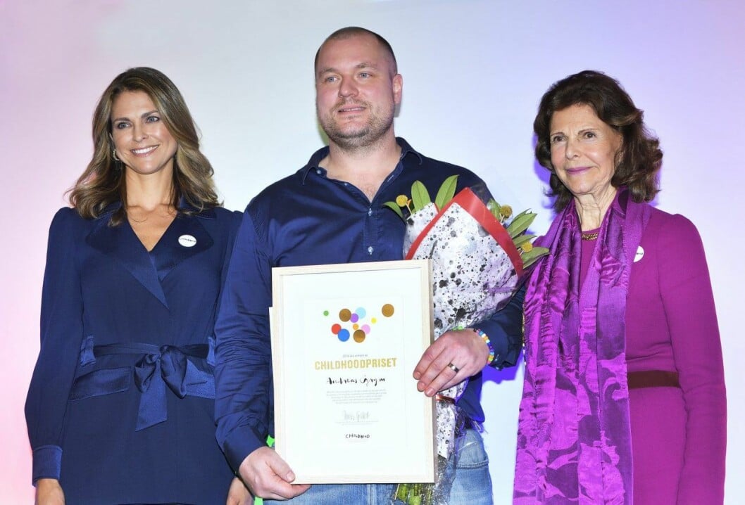 I december 2019 delade prinsessan Madeleine och drottning Silvia ut Childhood-priset till pristagaren Andreas Grym. Prinsessan Madeleine delar ut Childhood-priset med drottning Siliva.