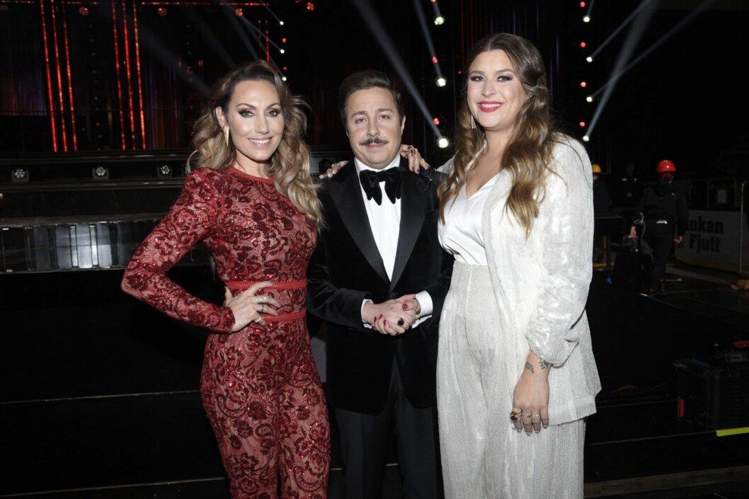 Lina Hedlund leder Melodifestivalen tillsammans med David Sundin och Linnea Henriksson. Lina Hedlund leder Melodifestivalen tillsammans med David Sundin och Linnea Henriksson.