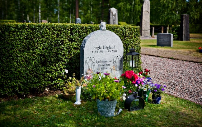 Engla Höglund är begravd på en kyrkogård i Stjärnsund. Engla Höglunds grav.