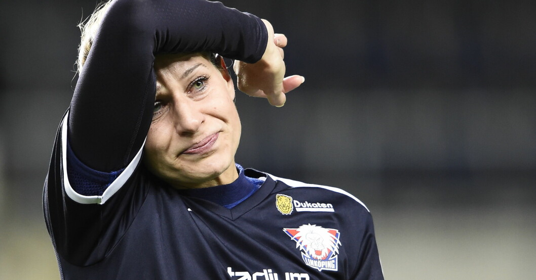 Linköpings Charlotte Rohlin blir rörd när hon spelat sin sista match med laget på hemmaarenan i söndagens damallsvenska fotbollsmatch mellan Linköpings FC och Eskilstuna United DFF på Arena Linköping. Charlotte Rohlin
