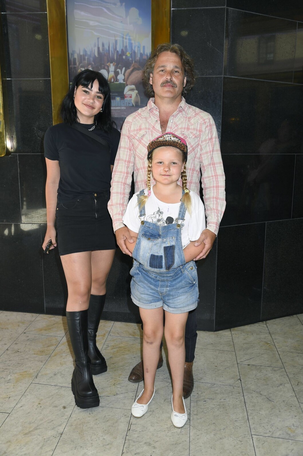 Lucia Haag tillsammans med sin pappa Erik Haag och lillasyster Diana på premiär 2016. Foto: Karin Törnblom/TT