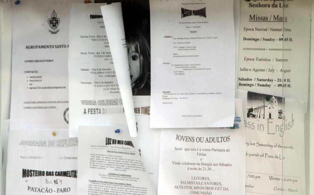 En efterlysning efter försvunna Madeleine McCann utanför en kyrka i Praia da Luz.
