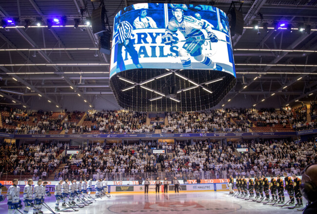 Brynäs och Leksands spelare höll en tyst minut för Börje Salming inför SHL-matchen den 24 november 2022. Hyllning till Börje Salming.