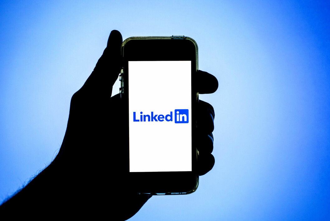 LinkedIn har bett om ursäkt för att de raderade bilden. Men mamma Jade menar att det inte har förklarat varför.