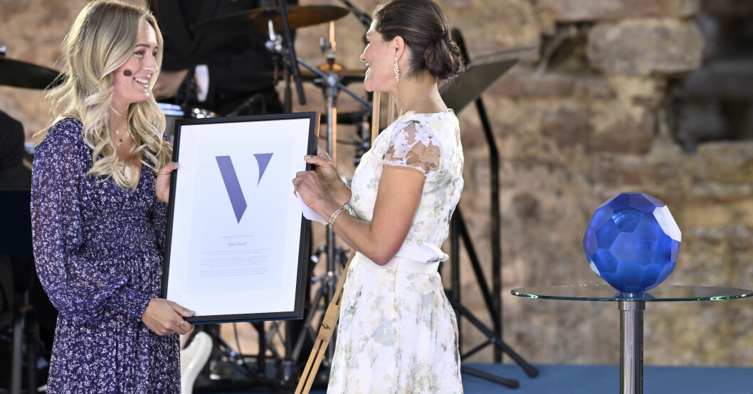 Ebba Årsjö tilldelas Victoriapriset 2022 av kronprinsessan Victoria.