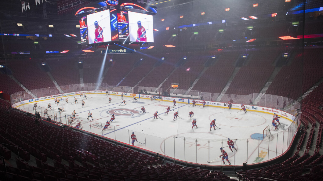 <strong>Spelare från Montreal Canadiens och Philadelphia Flyers inför en match utan publik i Montreal.</strong> Match i NHL. Ligan pausar alla matcher till följd av corona.