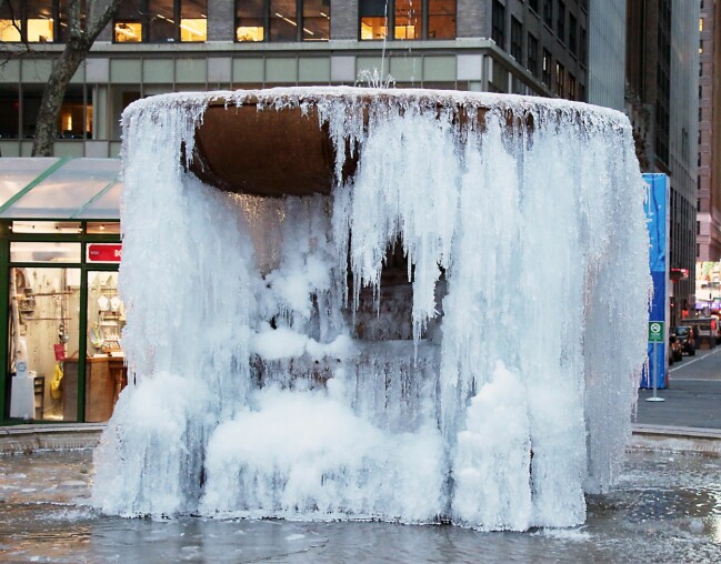 Josephine Shaw Lowell minnesfontän I Bryant Park mitt I New York City frös till is.