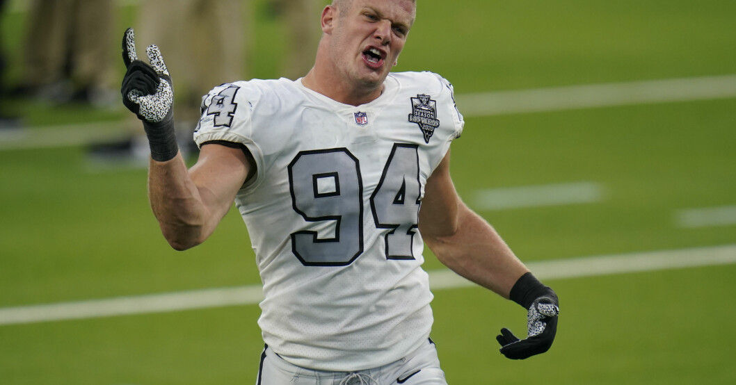 Carl Nassib spelar för NFL-laget Las Vegas Raiders. Carl Nassib