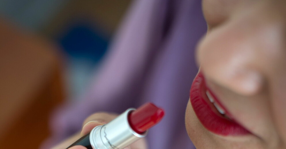 De högsta nivåerna hittades i vattenfast mascara, 82 procent, foundations (63 procent) och läppstift (62 procent). Cancerframkallande ämnen i vanligt smink