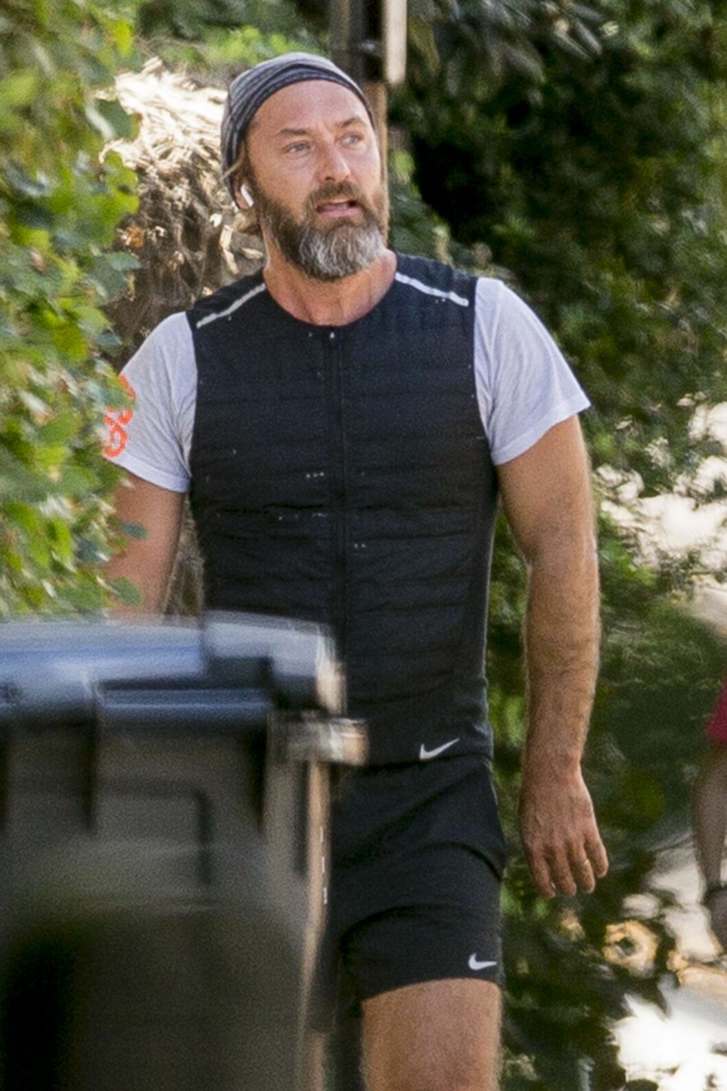 Jude Law fångades på bild under en svettig springtur. FOTO: MEGA Jude Law
