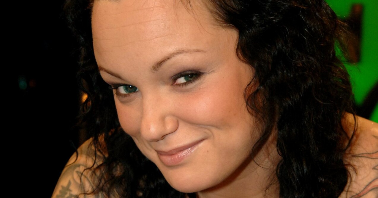Sara i SVT:s program <span class=" italic" data-lab-italic_desktop="italic">Så ska det låta</span> där hon deltog flera gånger Sara Löfgren i SVT – Så ska det låta år 2006
