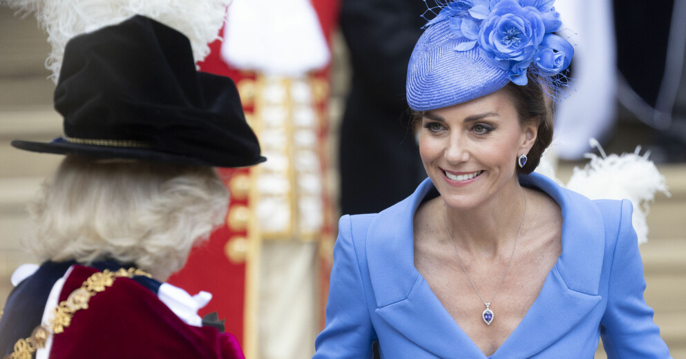 Hertiginnan Kate bär halsband med ett par matchande örhängen. Hertiginnan Kate