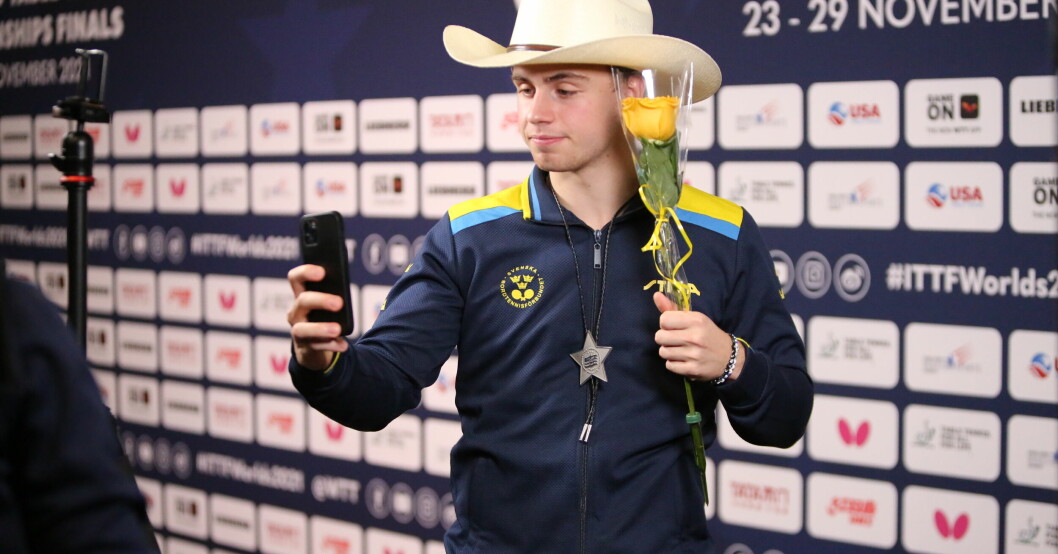 Truls Möregårdh poserar med silvermedaljen efter att ha förlorat VM-finalen i bordtennis mot världsettan Fan Zhendong i Houston, Texas. Truls Möregårdh