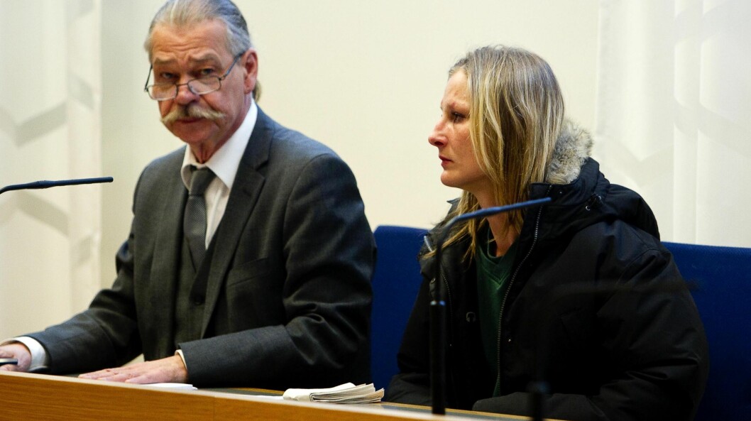 <strong>Martina Kveldstad med sin advokat under rättegången.</strong> Martina Kveldstad mördade en kvinna och sin egen mamma.