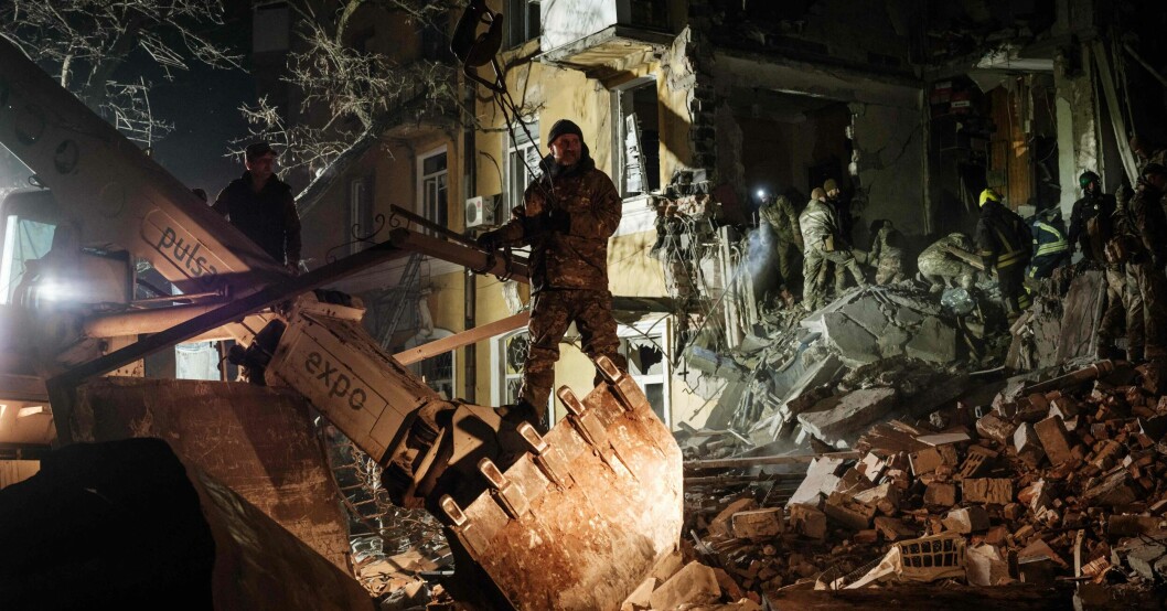 Minst tre personer har dött och 20 skadats efter en raketattack mot ett flerbostashus i Kramatorsk i östra Ukraina. Räddningsarbete.