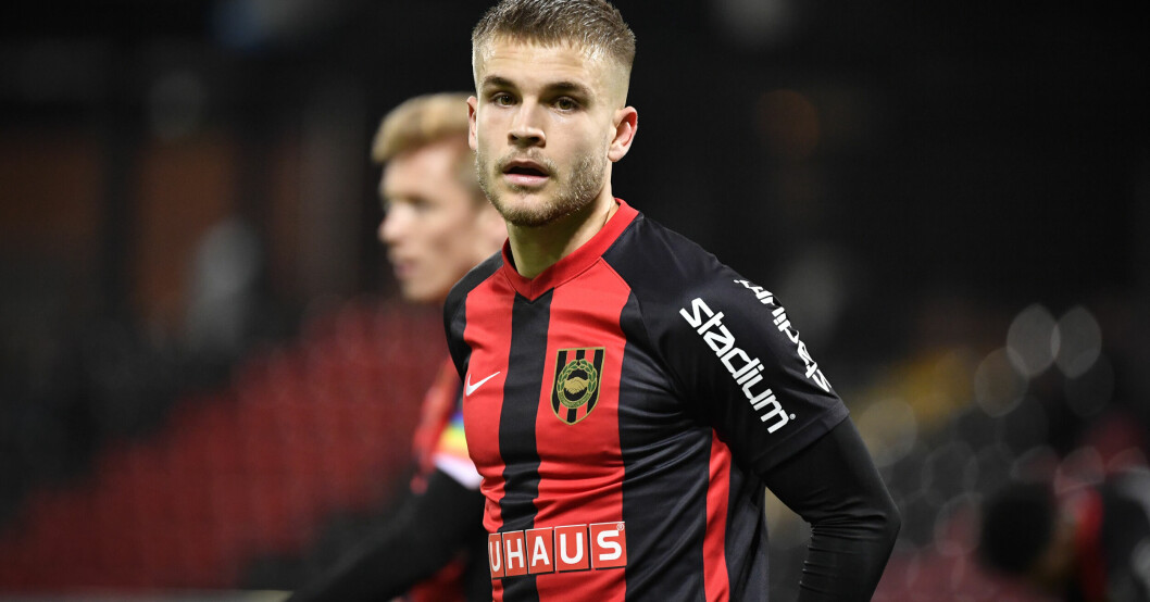 Amadeus Sögaard, 24, är fotbollsspelare i det Brommapojkarna som gått upp till allsvenskan inför den kommande säsongen. Han har även ärvt sin mammas musikaliska talang. Amadeus Sögaard, 24, är fotbollsspelare i det Brommapojkarna som gick upp till allsvenskan efter säsongen som var. Han har även ärvt sin mammas musikaliska talang.