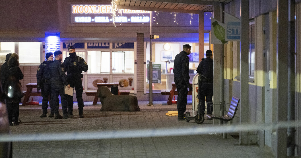 Flera poliser utanför sushirestaurangen där en 15-årig pojke blev skjuten till döds i Skogås.