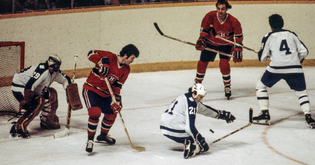 Börje Salming går ner på knä och täcker en puck i matchen mellan Toronto Maple Leafs och Montreal Canadiens. Bilden tagen 1977. Börje Salming går ner på knä och täcker en puck i matchen mellan Toronto Maple Leafs och Montreal Canadiens. Bilden tagen 1977.
